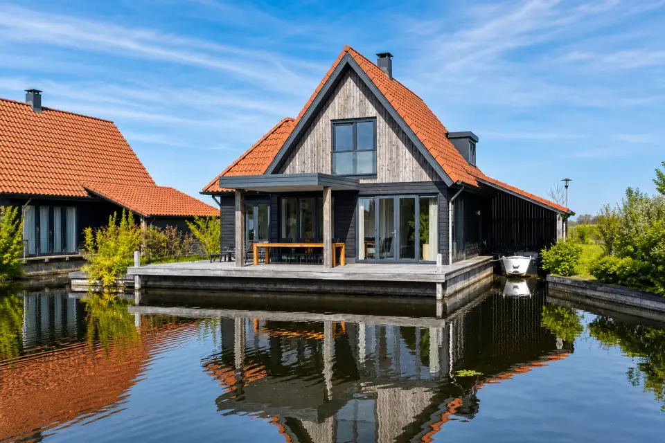 Waterstaete Ossenzijl, nr. 060 - type Tjalk 8P met boothuis